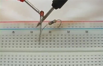 Alimentación del circuito en protoboard